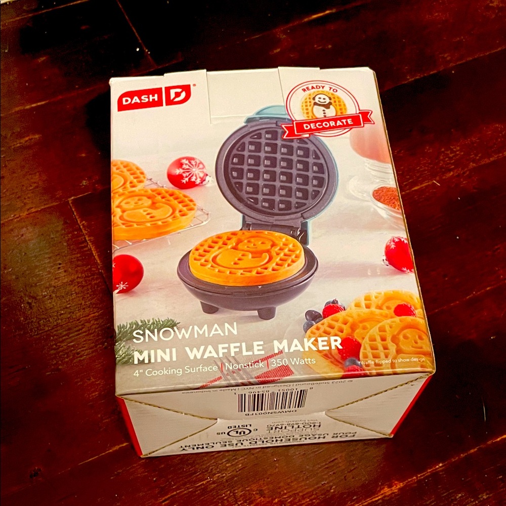 Dash Snowman Mini Waffle Maker